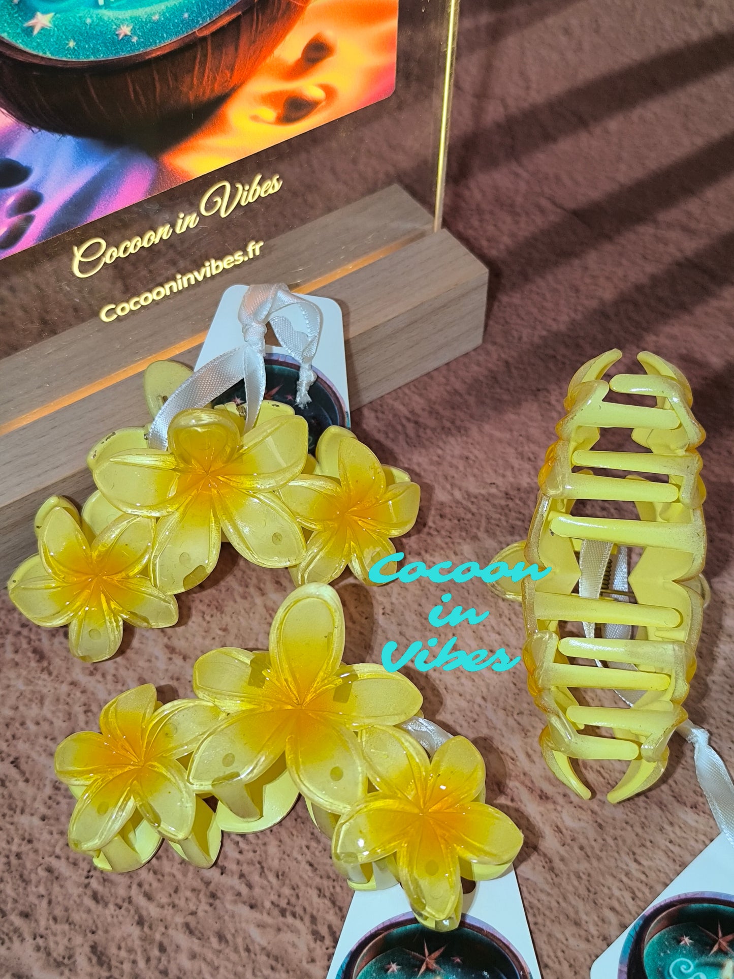 Grande Pince à Cheveux – 3 Fleurs de Monoï Jaune Soleil au Cœur Flamboyant