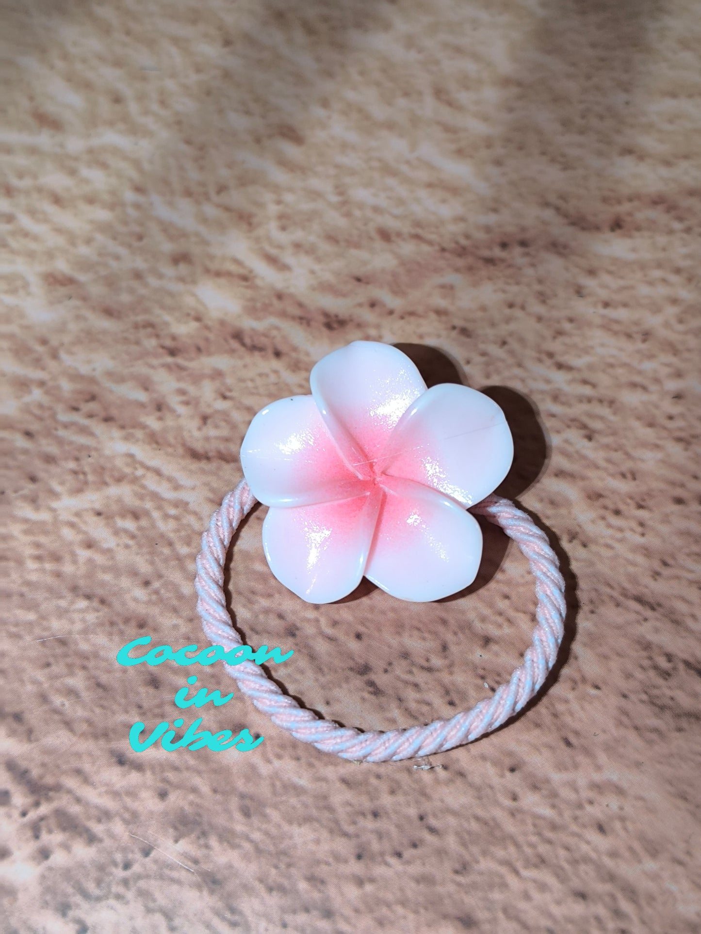 Élastiques Fleur de Monoï – La petite touche colorée toute l’année !