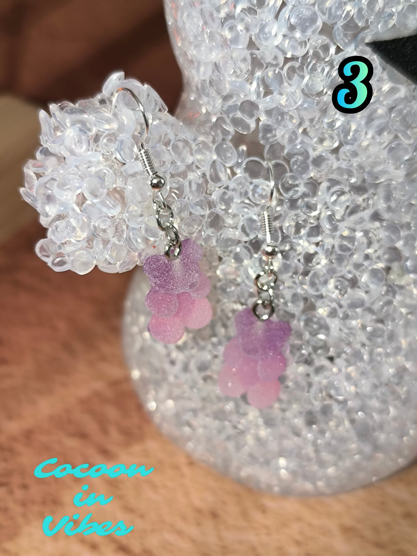 Boucles d’oreilles oursons “acidulés” n°3 – Violet → Rose (effet sucre givré)