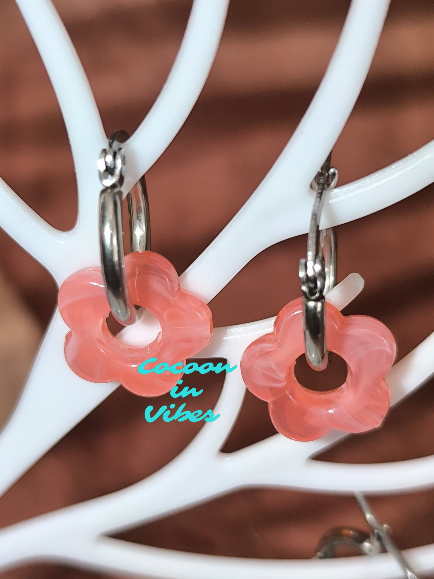 Boucles d’oreilles créoles artisanales – Fleur marbrée
