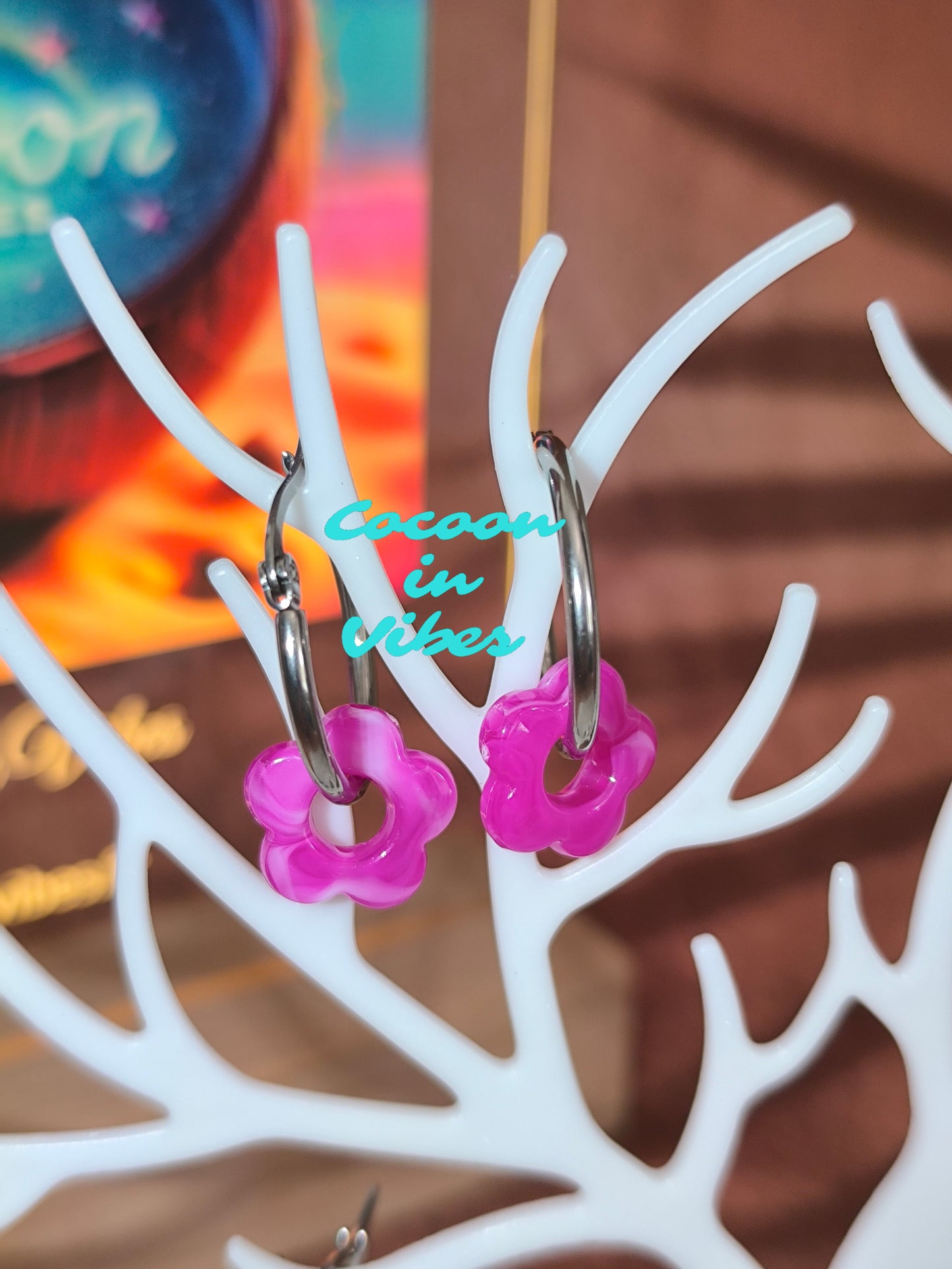 Boucles d’oreilles créoles artisanales – Fleur marbrée