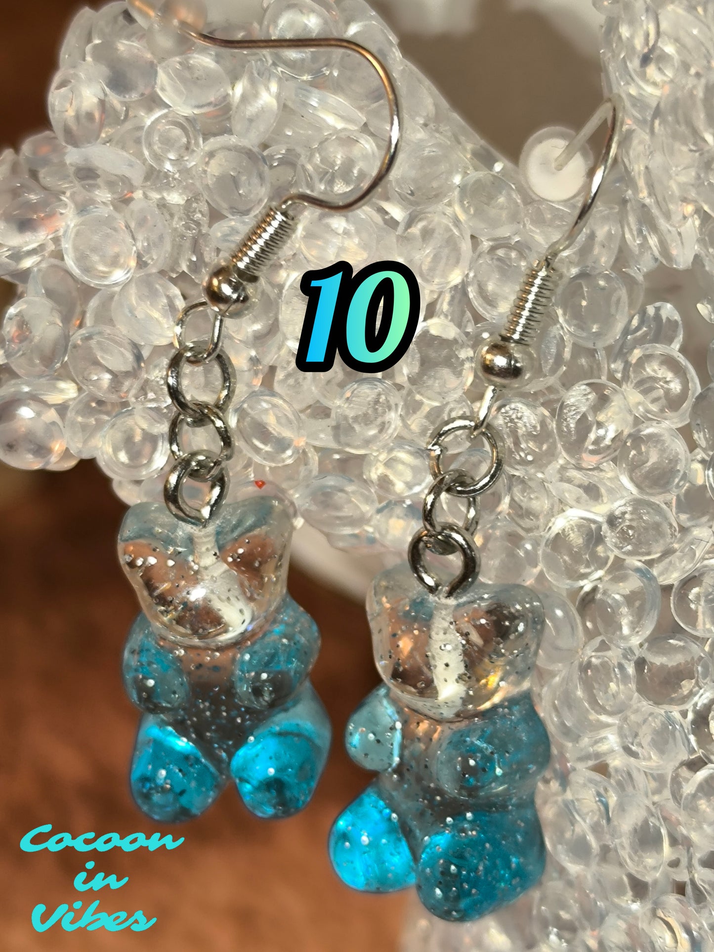 Boucles d’oreilles Nounours Gélifiés – N°10 Transparent → Bleu Translucide Pailletée (Création artisanale Cocoon In Vibes)