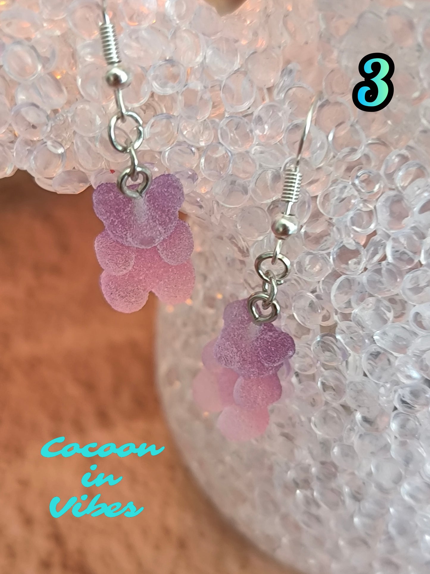 Boucles d’oreilles oursons “acidulés” n°3 – Violet → Rose (effet sucre givré)