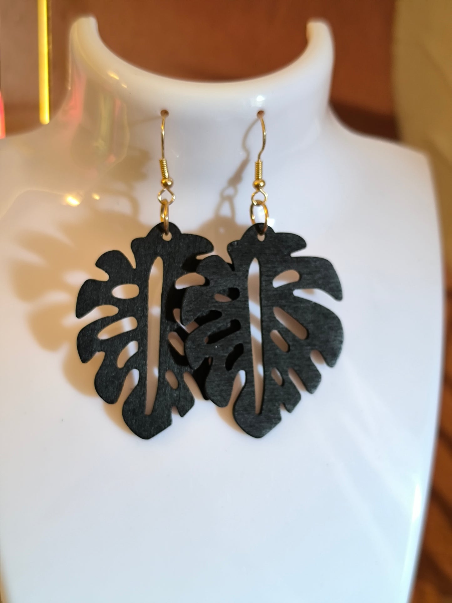 Boucles d’Oreilles Feuilles Tropicales – L’évasion au bout des oreilles