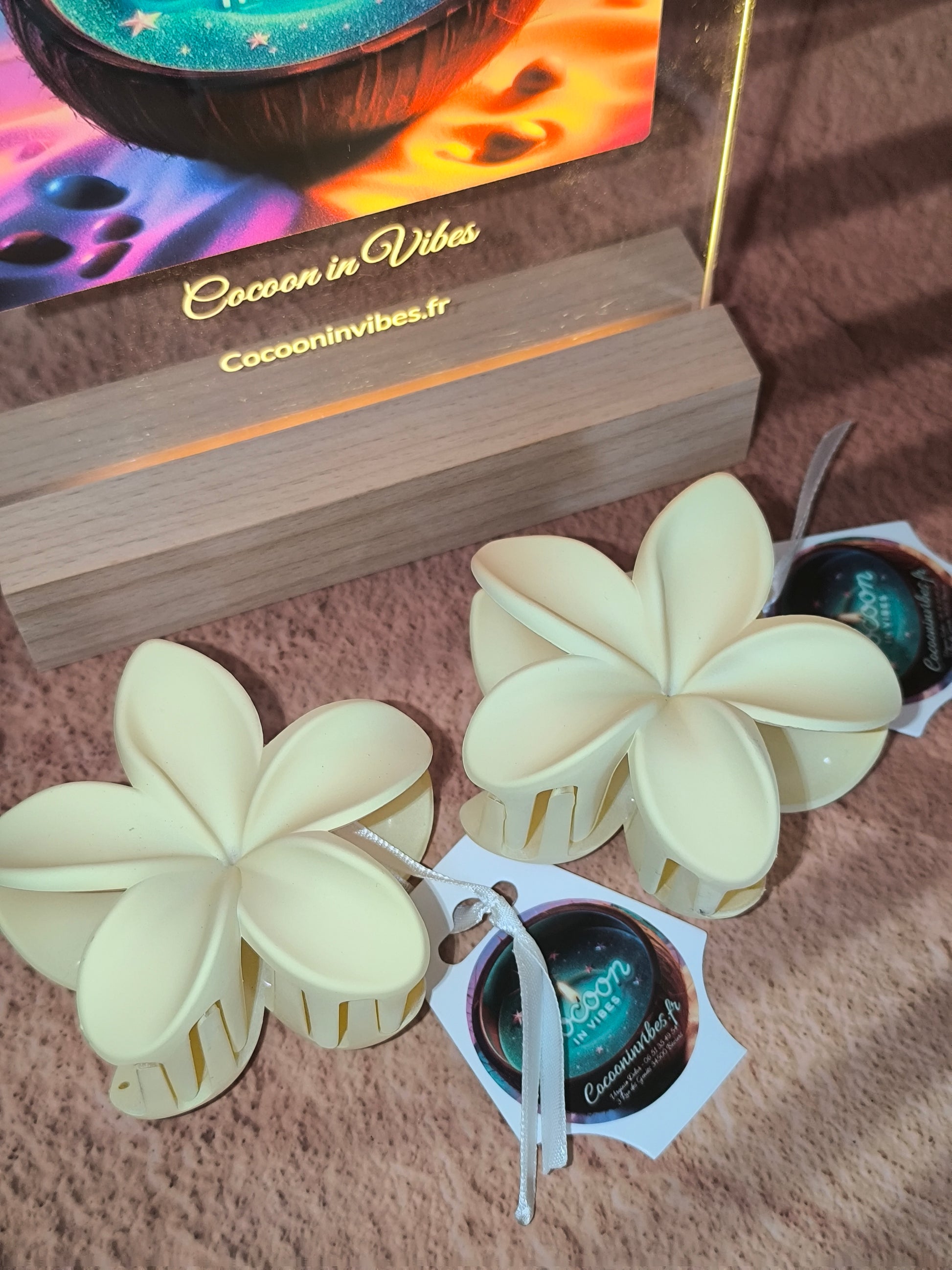 Pince à cheveux Fleur de Monoï ~ Couleur Vanille, Une caresse ensoleillée pour sublimer ta coiffure avec douceur et éclat
