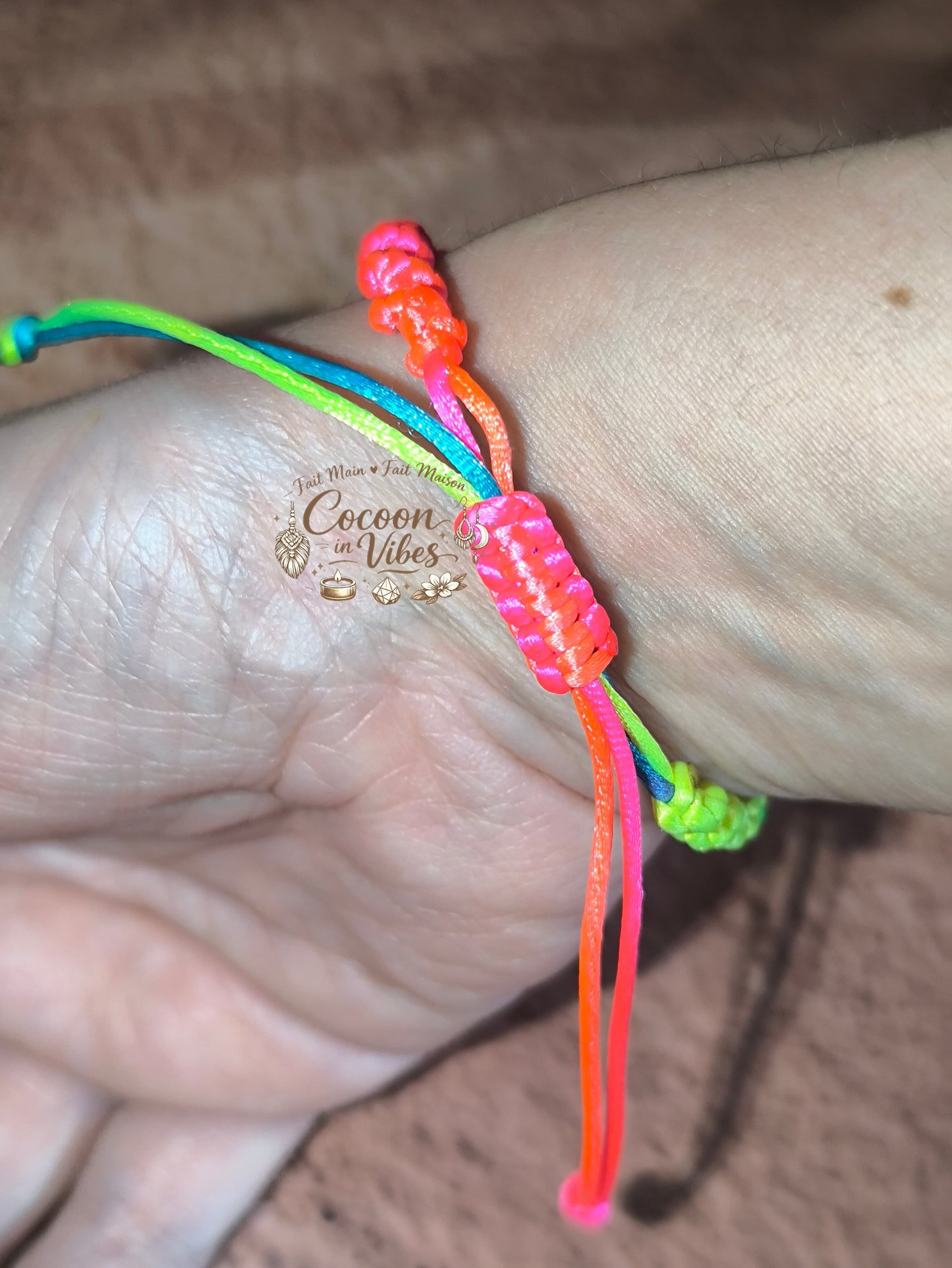 Bracelet Arc-en-Ciel Torsadé & Nounours Pailleté – Création Artisanale en Macramé