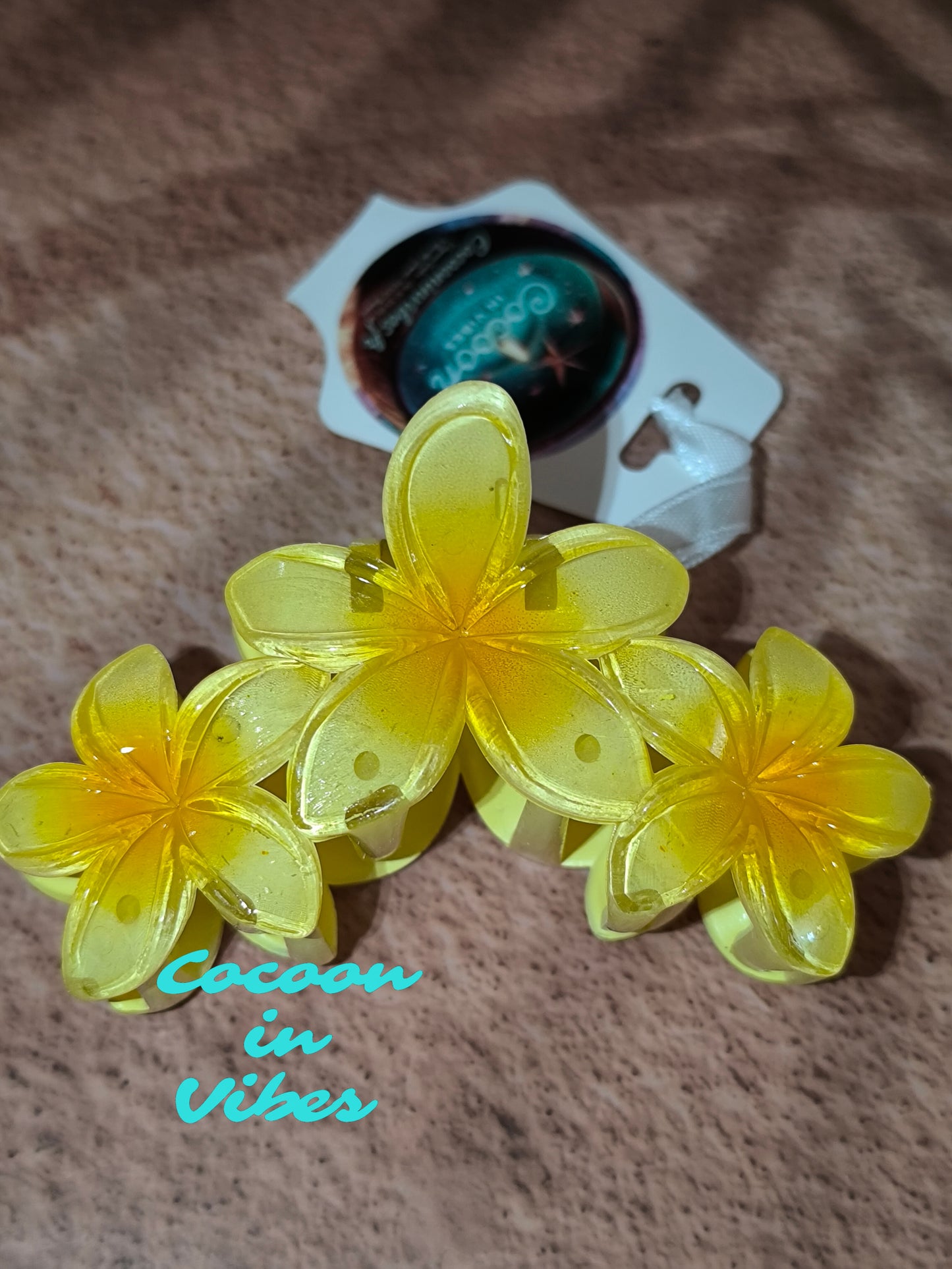 Grande Pince à Cheveux – 3 Fleurs de Monoï Jaune Soleil au Cœur Flamboyant
