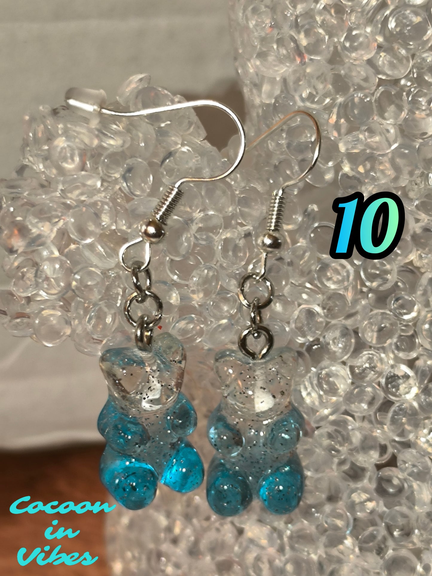 Boucles d’oreilles Nounours Gélifiés – N°10 Transparent → Bleu Translucide Pailletée (Création artisanale Cocoon In Vibes)