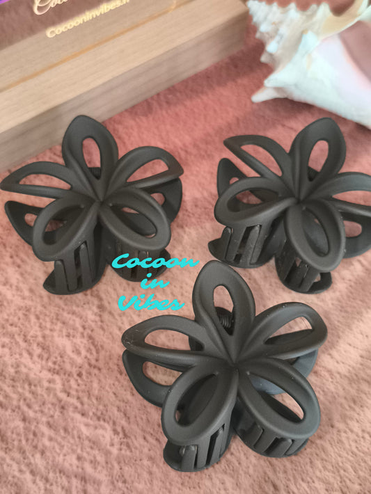 Grande pince à cheveux Monoï Ajouré – Coloris Chocolat (8 cm x 7 cm)