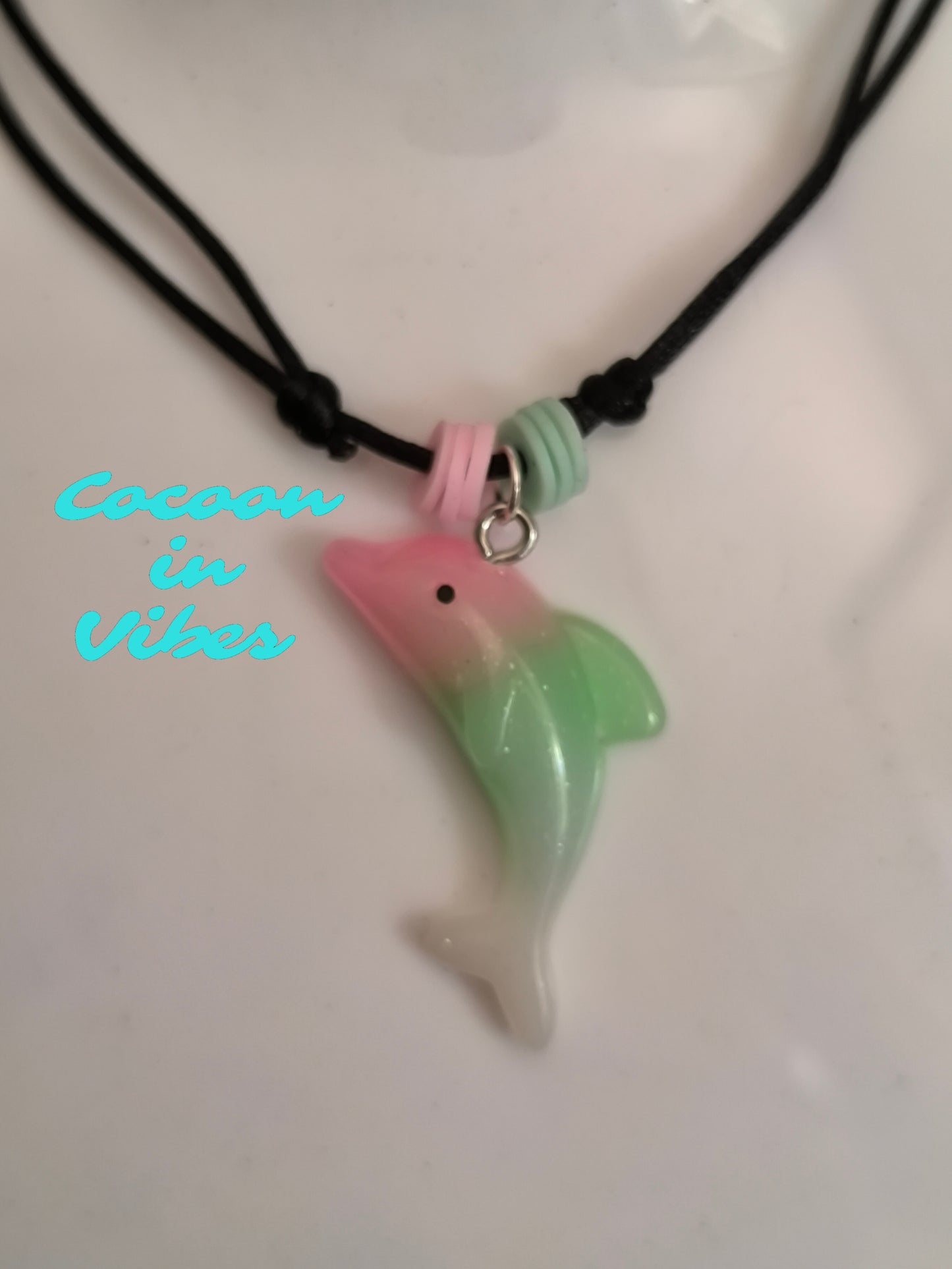 Collier Dauphin Dégradé aux couleurs acidulées – Création Artisanale Exclusive Cocoon in Vibes
