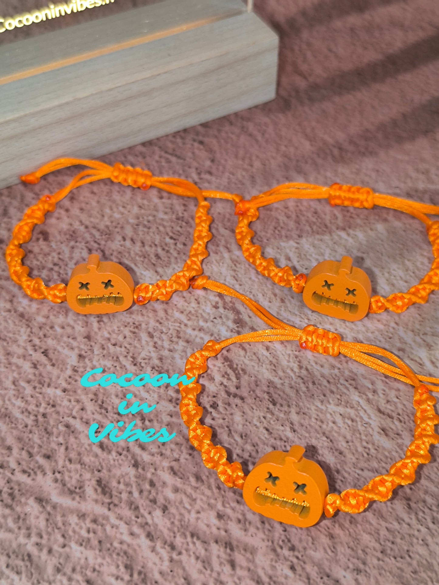 Bracelet Citrouille en Macramé – Artisanat fait main par Cocoon in Vibes