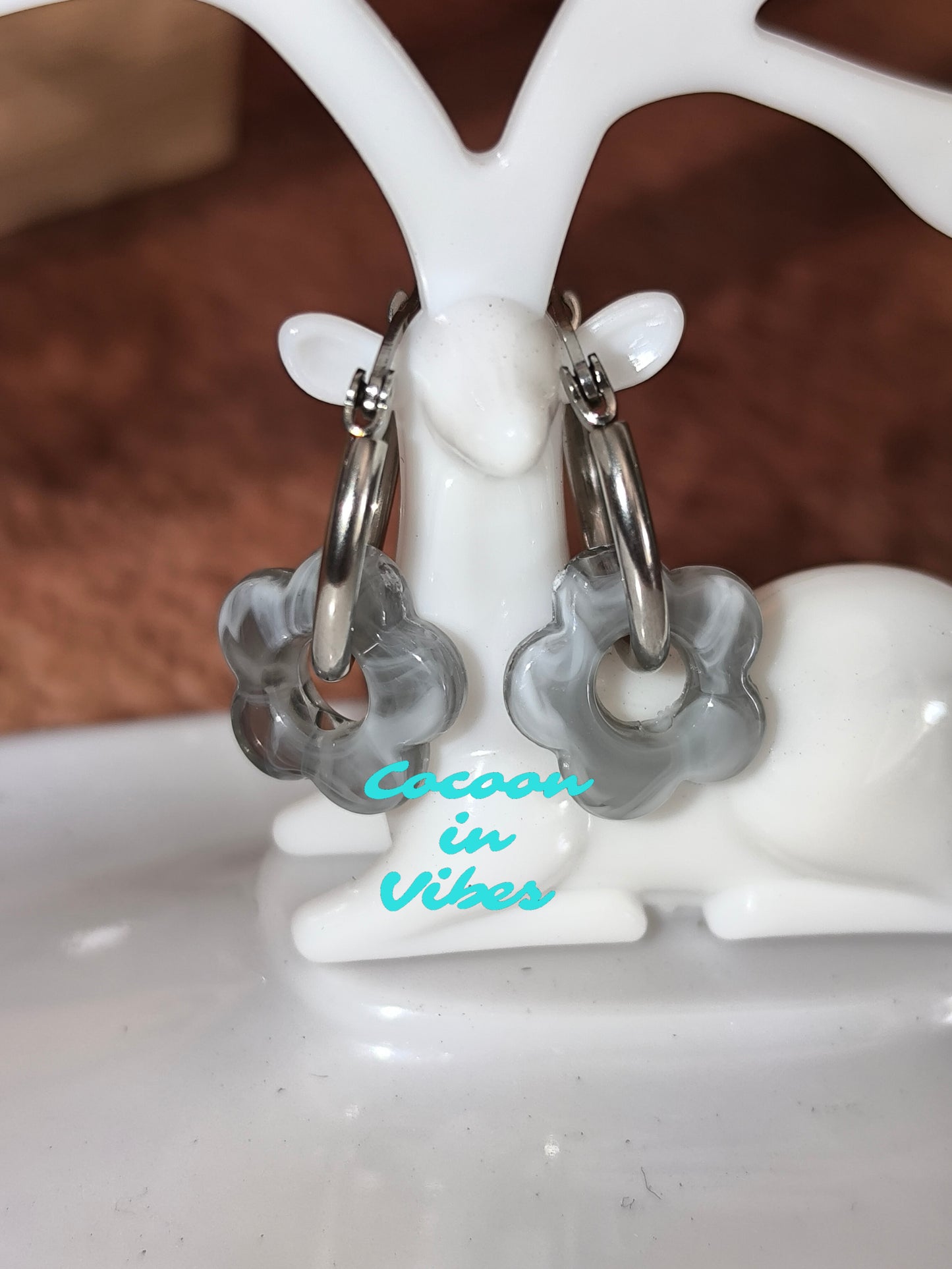 Boucles d’oreilles créoles artisanales – Fleur marbrée