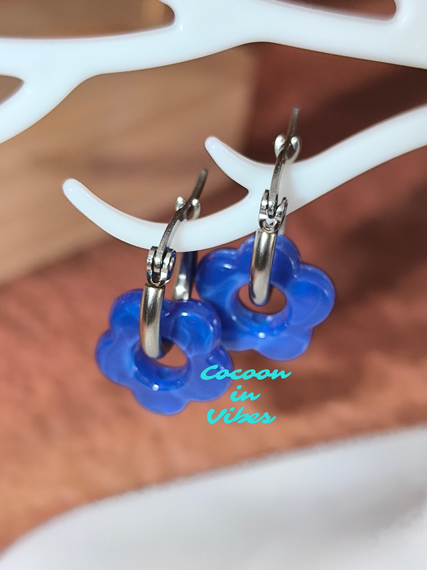 Boucles d’oreilles créoles artisanales – Fleur marbrée