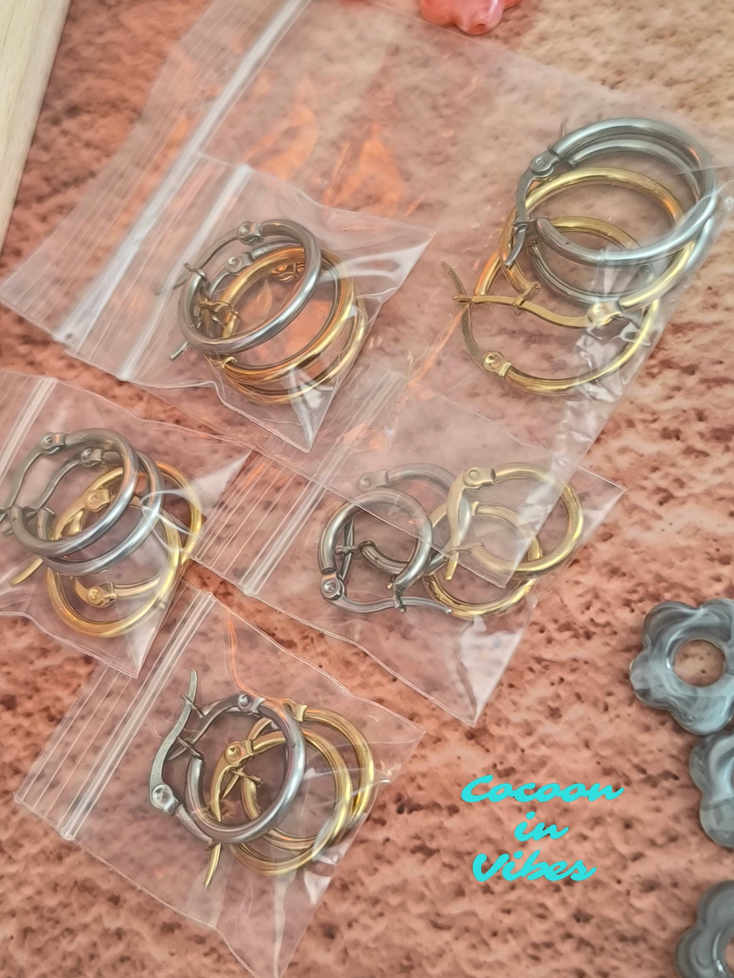 Boucles d’oreilles créoles artisanales – Fleur marbrée
