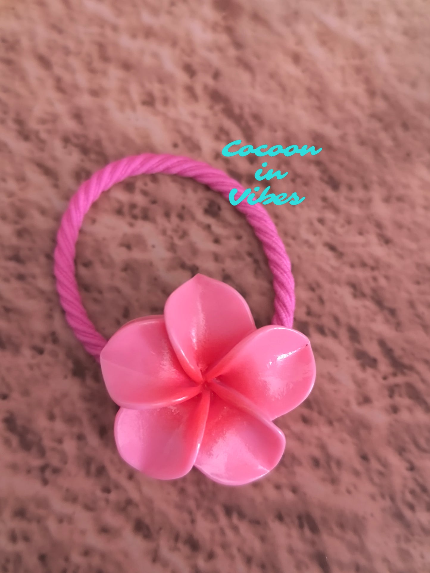 Élastiques Fleur de Monoï – La petite touche colorée toute l’année !
