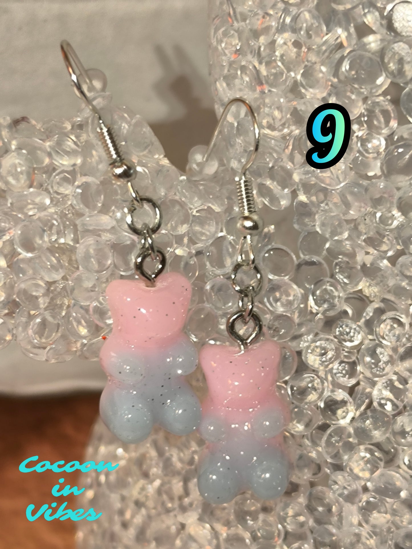 Boucles d’oreilles Nounours Gélifiés – N°9 Rose Pastel → Bleu Pastel Opaque Pailletée (Création artisanale Cocoon In Vibes)