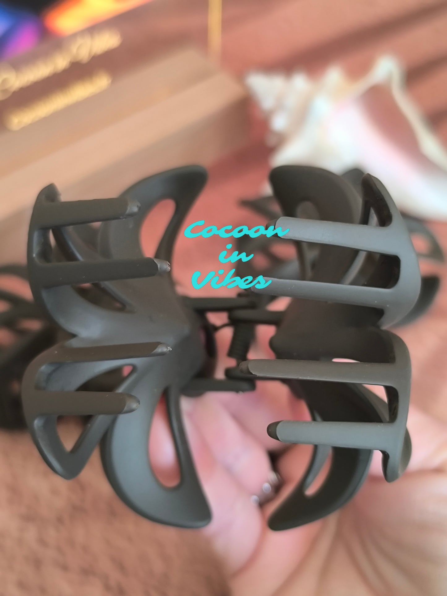 Grande pince à cheveux Monoï Ajouré – Coloris Chocolat (8 cm x 7 cm)