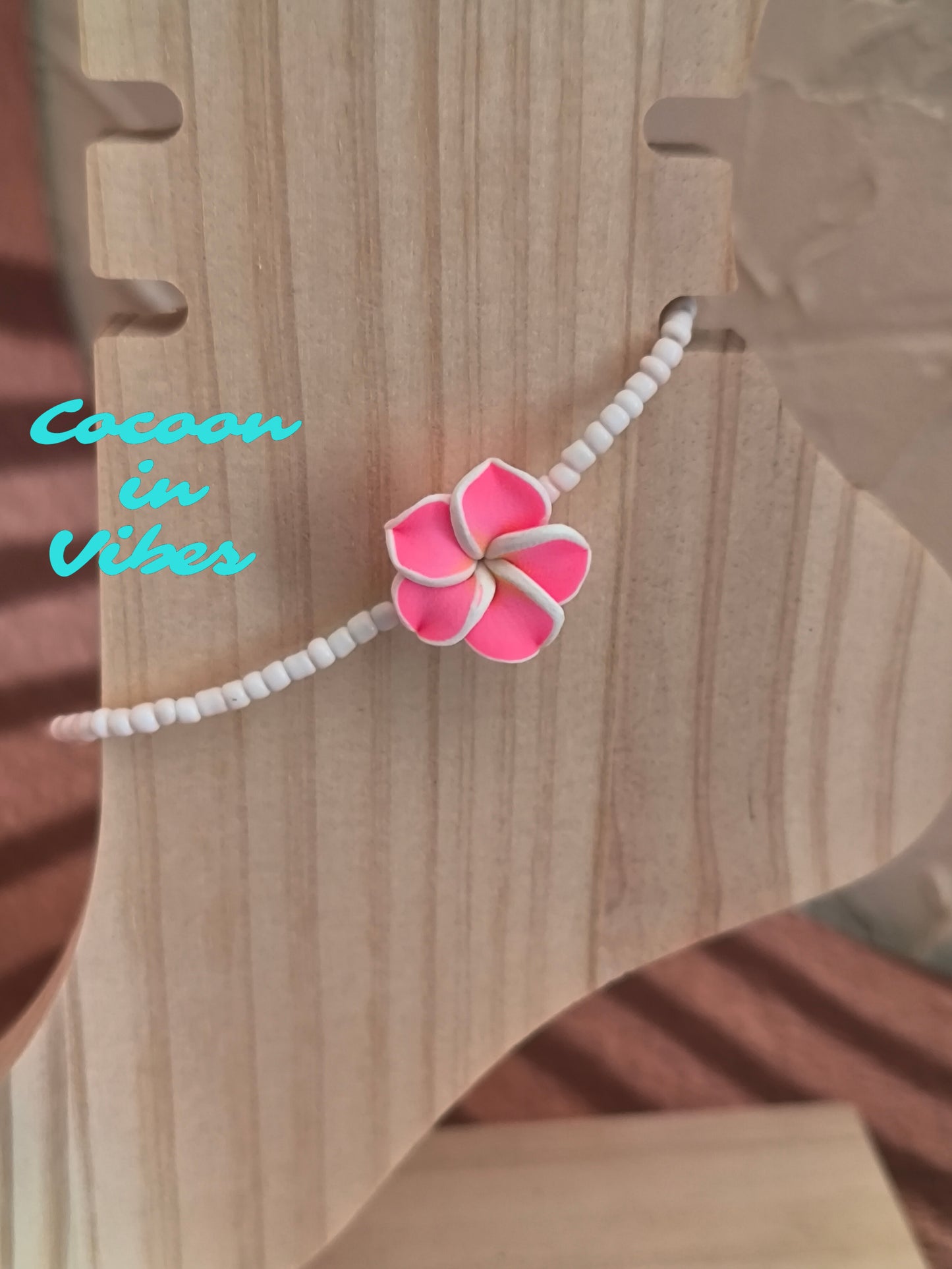 Bracelets de cheville en perles de rocaille & fleur de Monoï – L’invitation au voyage