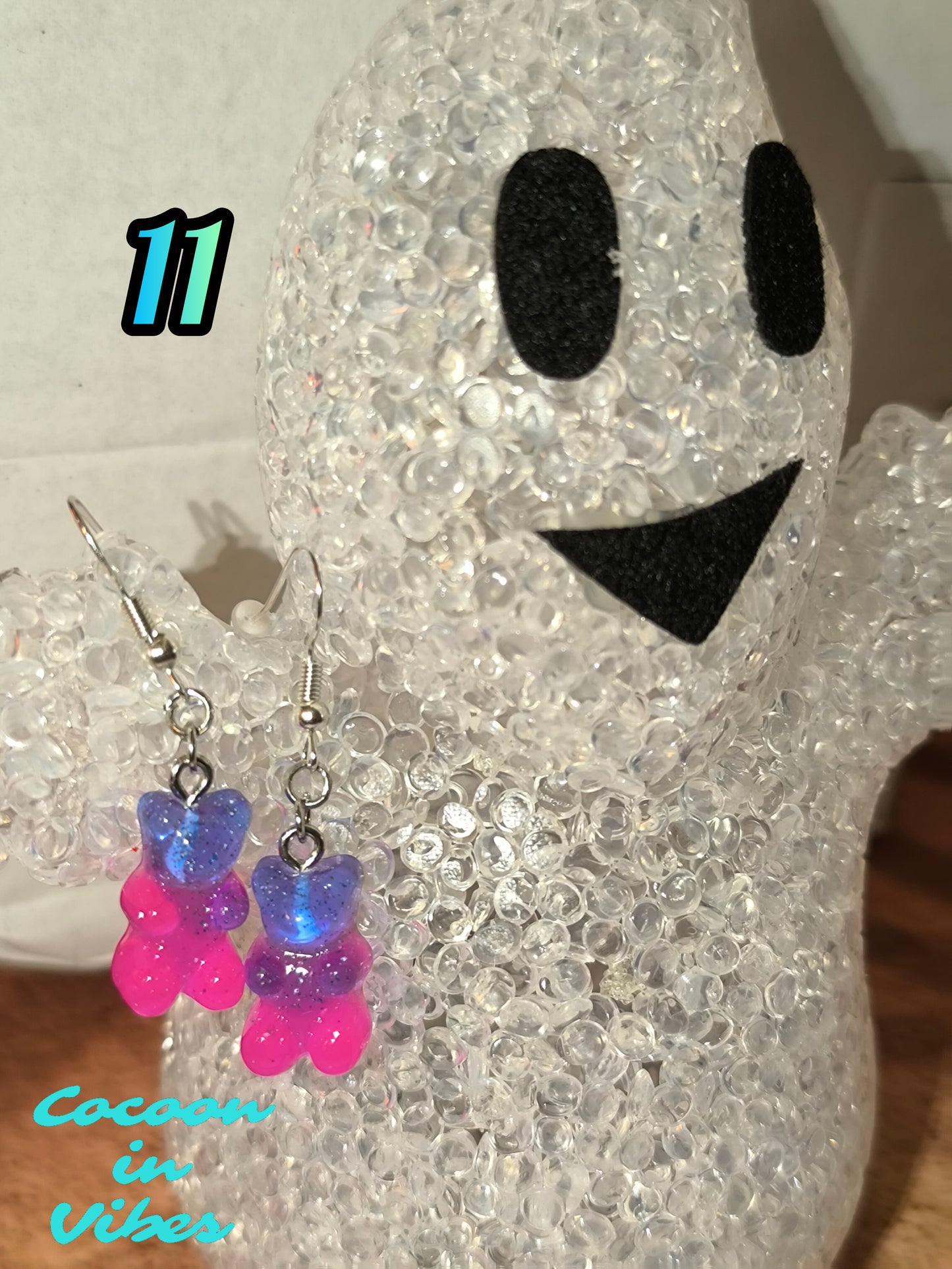 Boucles d’oreilles Nounours Gélifiés – N°11 Bleu Profond → Fuchsia Translucide Pailletée (Création artisanale Cocoon In Vibes)