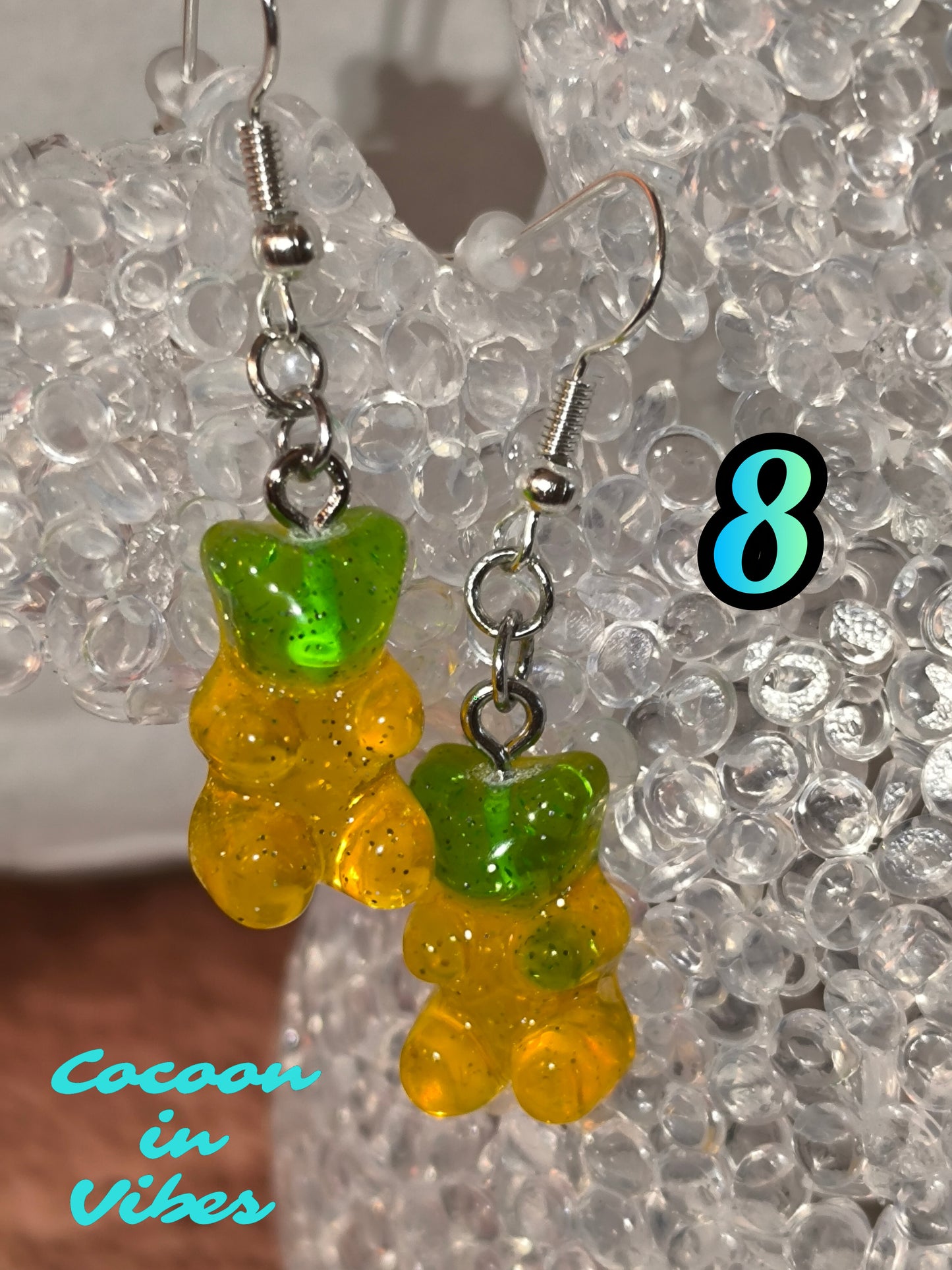 Boucles d’oreilles Nounours Gélifiés – N°8 Tête Verte → Corps Jaune Translucide Pailletée (Création artisanale Cocoon In Vibes)