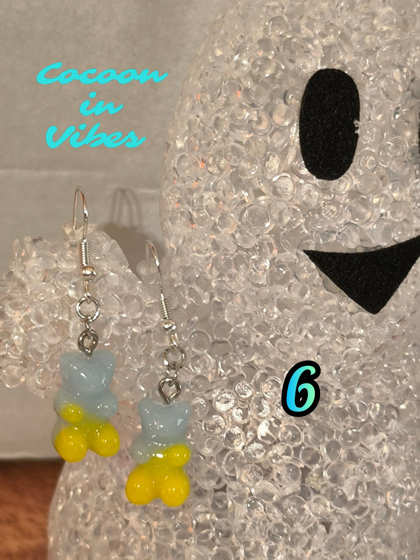 Boucles d’oreilles Nounours Gélifiés – N°6 Bleu Clair / Bleu-Gris → Jaune Opaque Pailletée (Création artisanale Cocoon In Vibes)