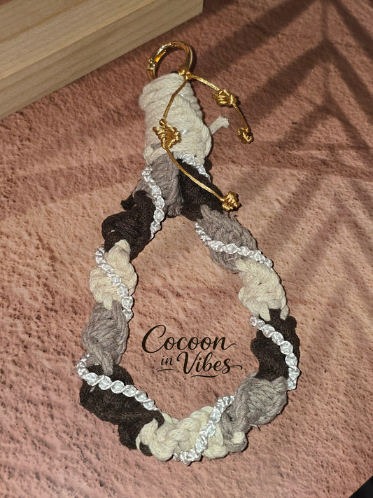 Bracelet de téléphone en macramé "Latte Macchiato" – Création artisanale Cocoon in Vibes