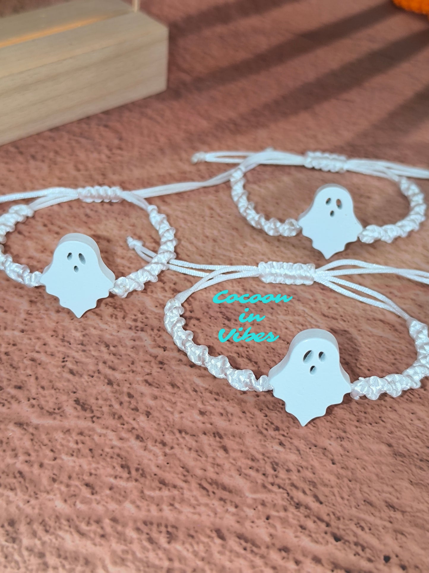 Bracelet Fantôme en Macramé – Artisanat fait main par Cocoon in Vibes