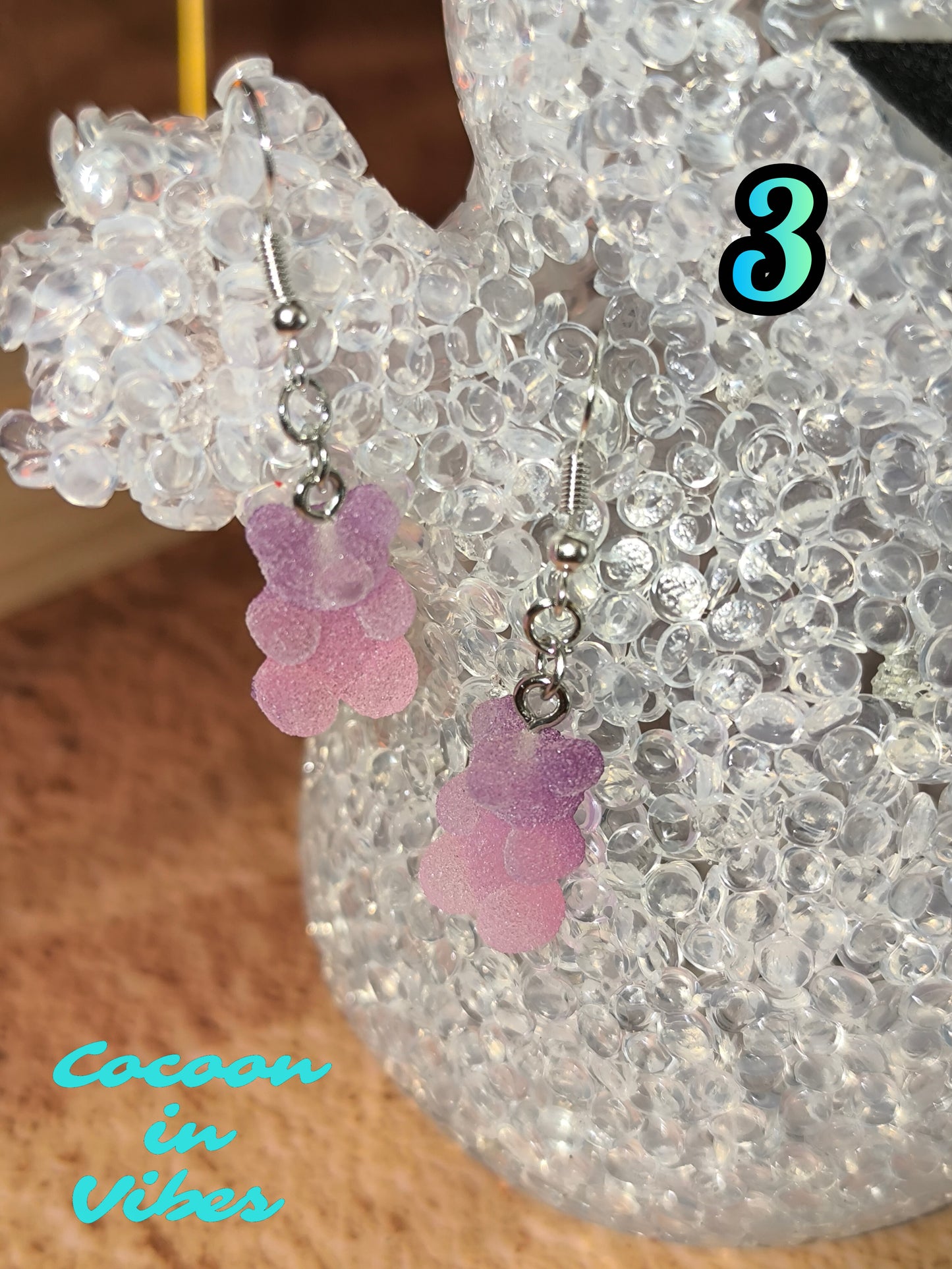 Boucles d’oreilles oursons “acidulés” n°3 – Violet → Rose (effet sucre givré)