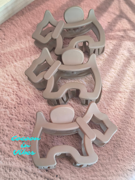 Grande pince cheveux Canaille – Motif chien ajouré – Caramel (8,5 cm x 6 cm)