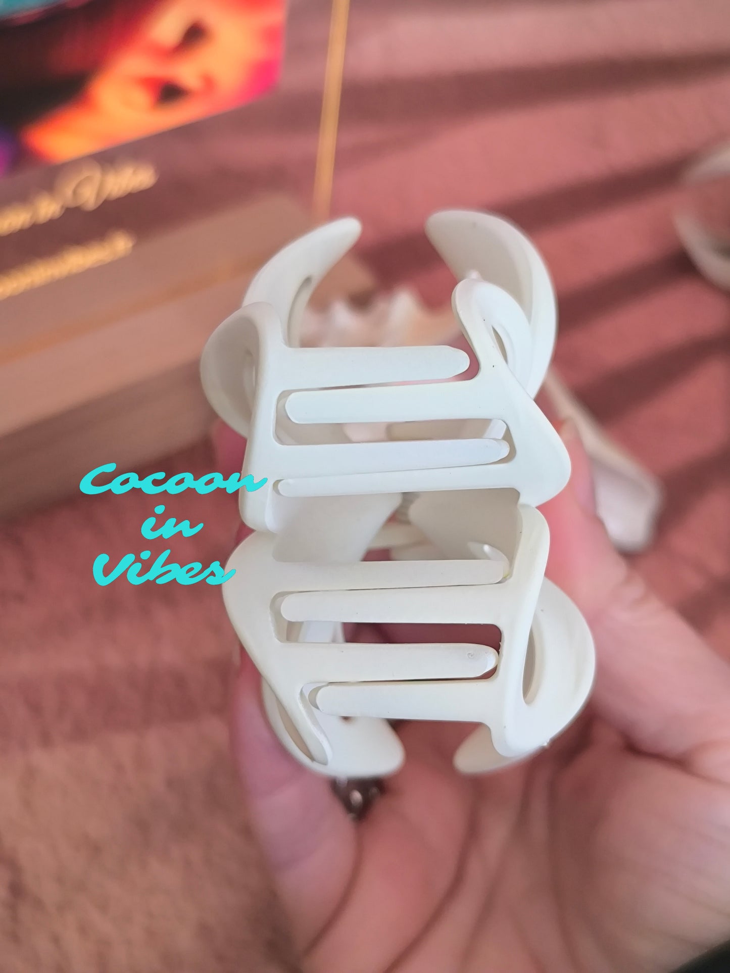 Grande pince à cheveux Monoï Ajouré – Coloris Chantilly (8 cm x 7 cm)