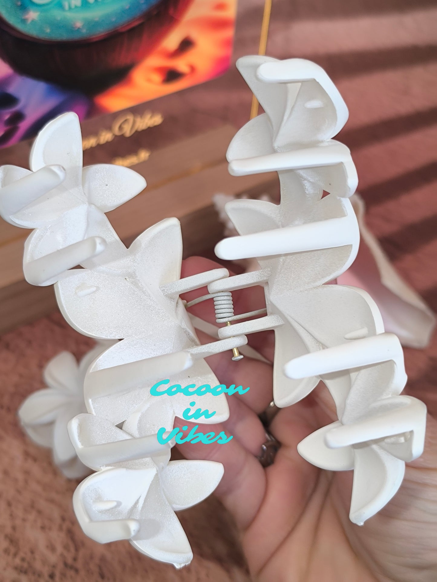 Grande pince à cheveux Trio de Monoï – Coloris Chantilly (11 cm x 7 cm)