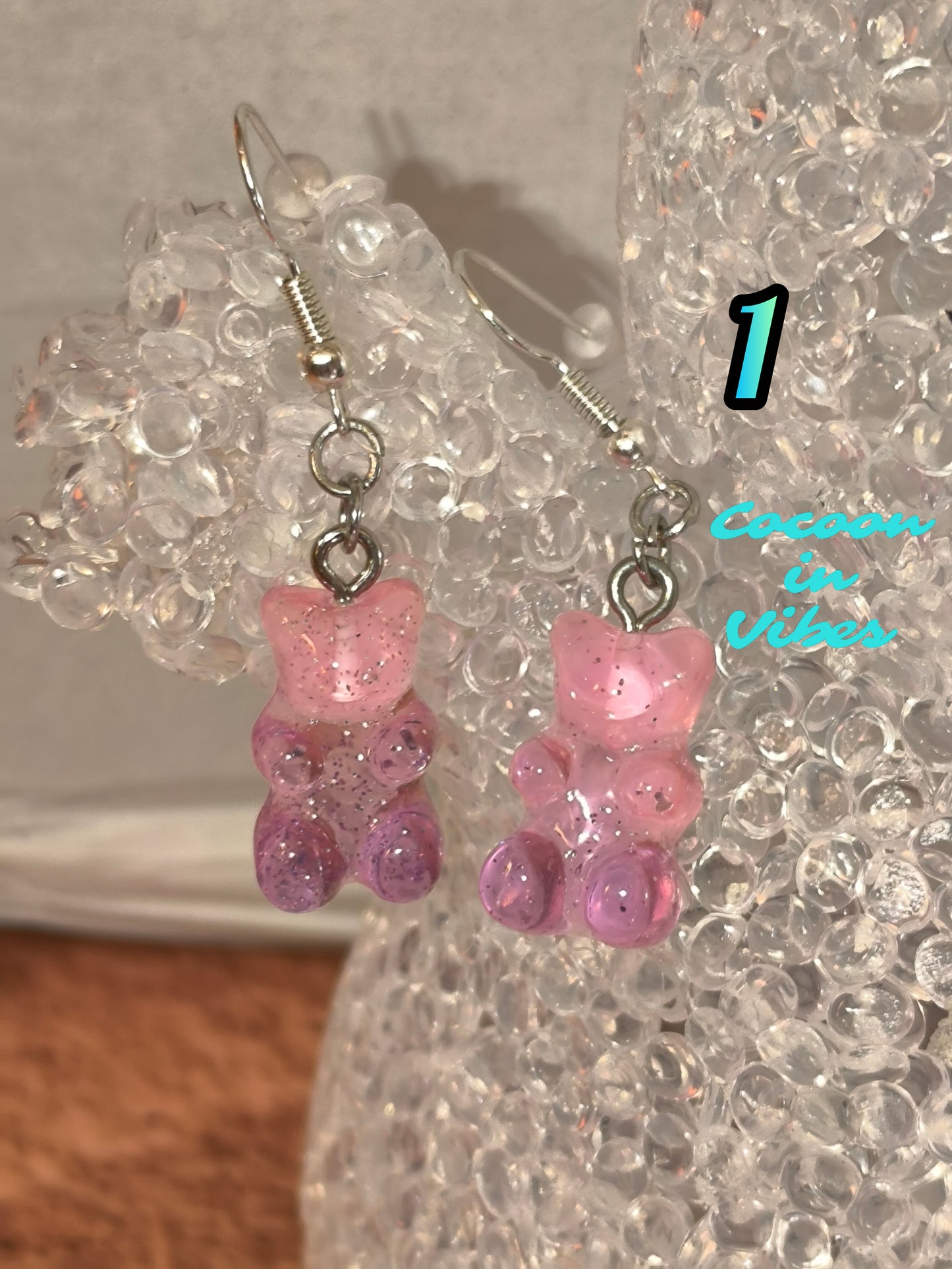 Boucles d’oreilles Nounours Gélifiés – N°1 Rose → Parme Translucide Pailleté (Création artisanale Cocoon In Vibes)
