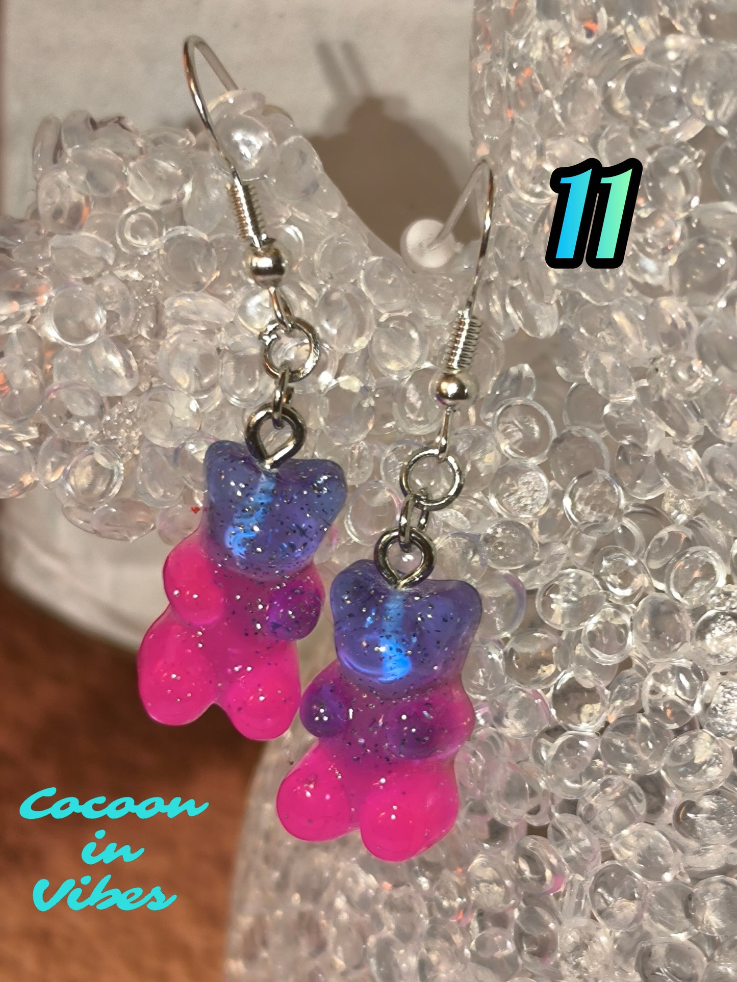 Boucles d’oreilles Nounours Gélifiés – N°11 Bleu Profond → Fuchsia Translucide Pailletée (Création artisanale Cocoon In Vibes)
