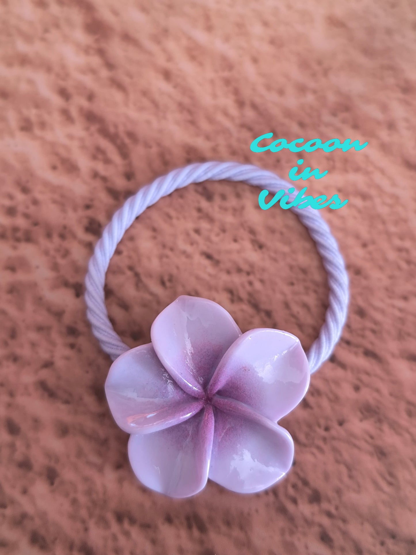 Élastiques Fleur de Monoï – La petite touche colorée toute l’année !