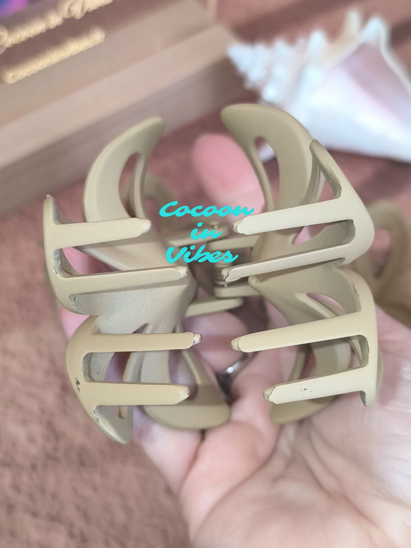 Grande pince à cheveux Monoï Ajouré – Coloris Caramel (8 cm x 7 cm)