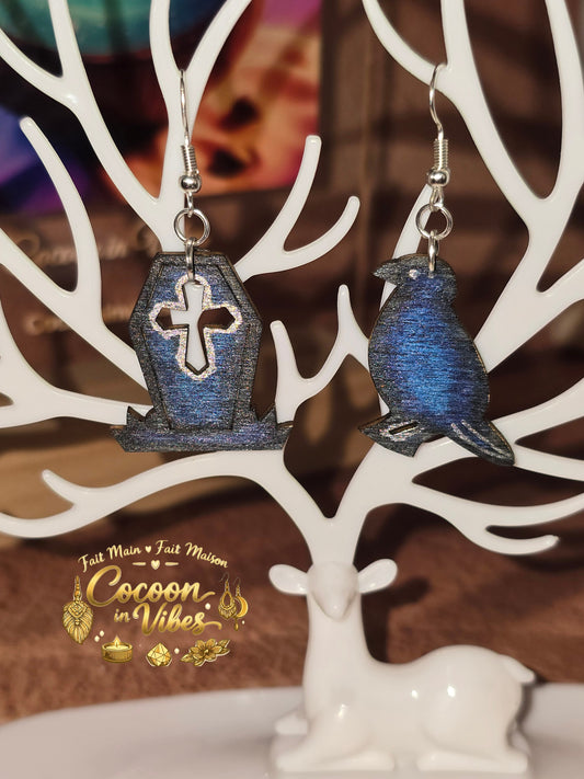 Boucles d'oreilles Artisanales en Bois « Mix Duo Corbeau & Cercueil Gothique » - Collection Éphémère Halloween