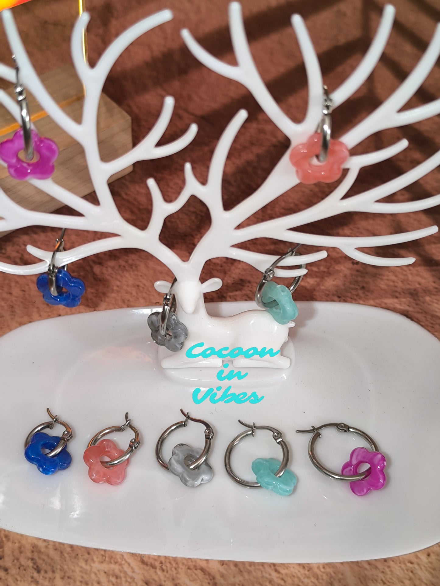 Boucles d’oreilles créoles artisanales – Fleur marbrée