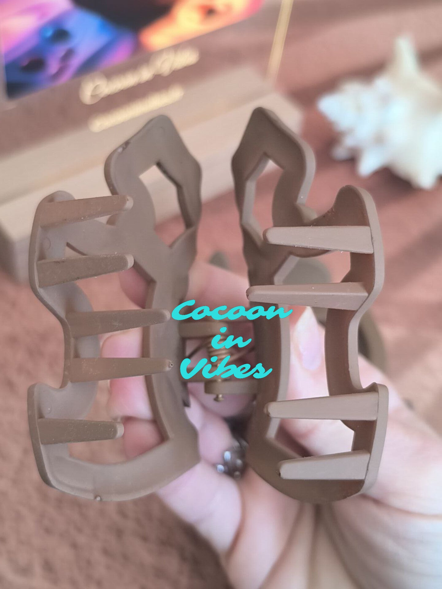 Grande pince cheveux Canaille – Motif chien ajouré – Caramel (8,5 cm x 6 cm)