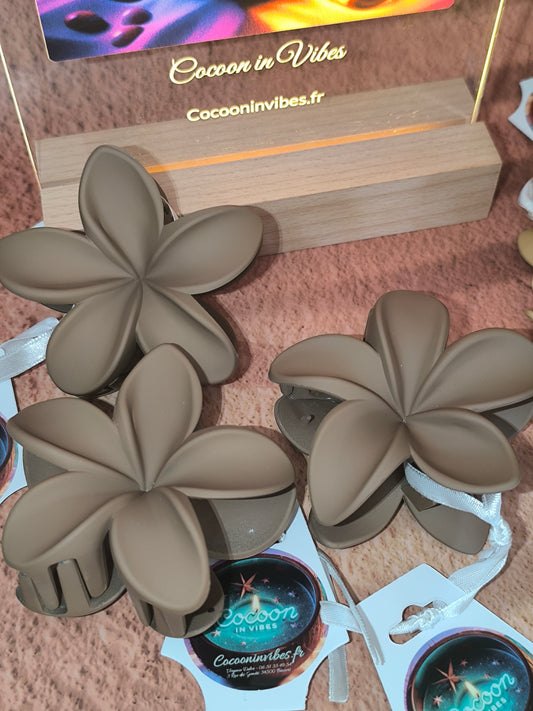 Pince à cheveux Fleur de Monoï ~ Couleur Cappuccino, L’élégance chaude et envoûtante d’une fleur des îles… au fini mat velouté