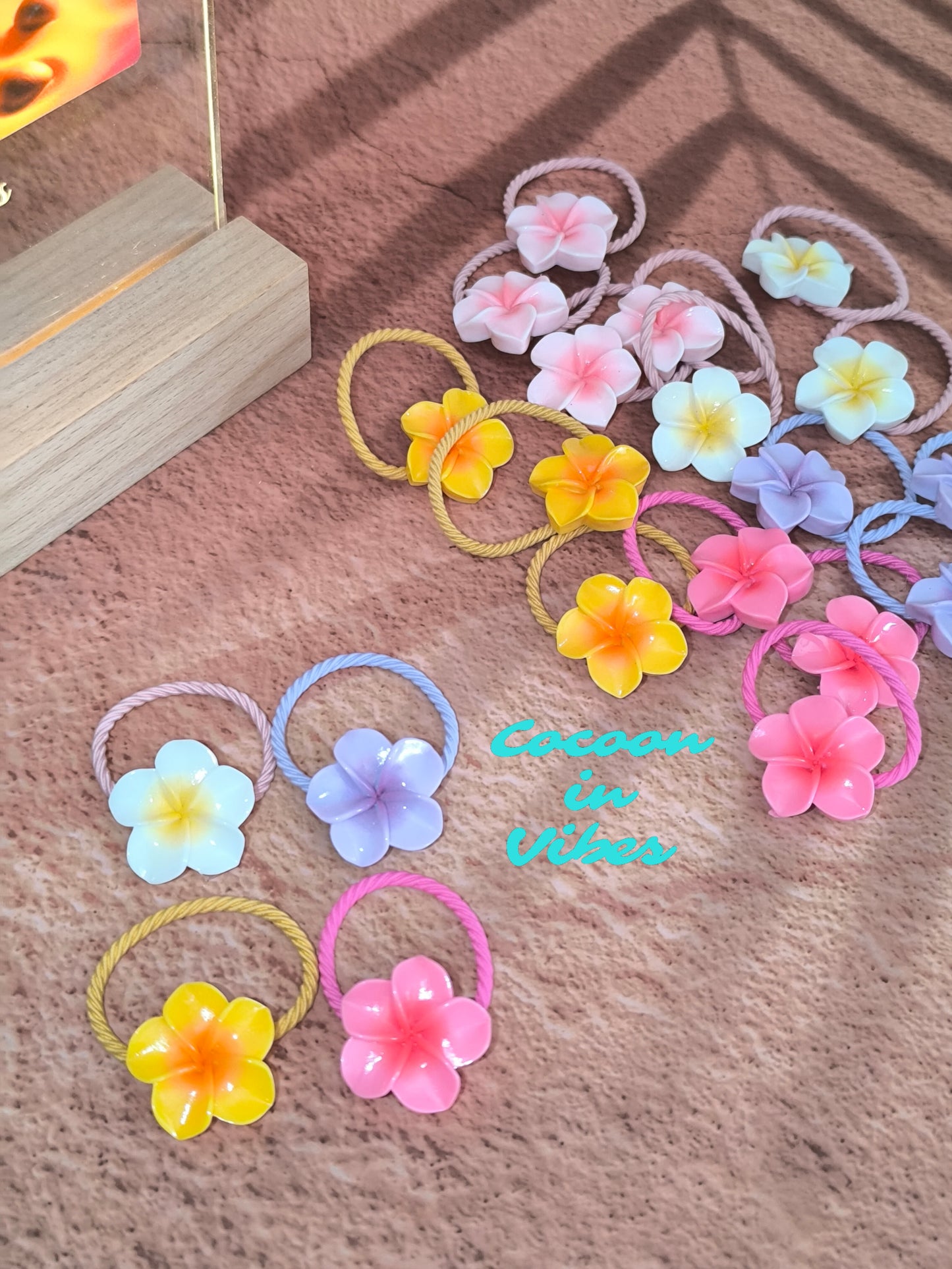 Élastiques Fleur de Monoï – La petite touche colorée toute l’année !