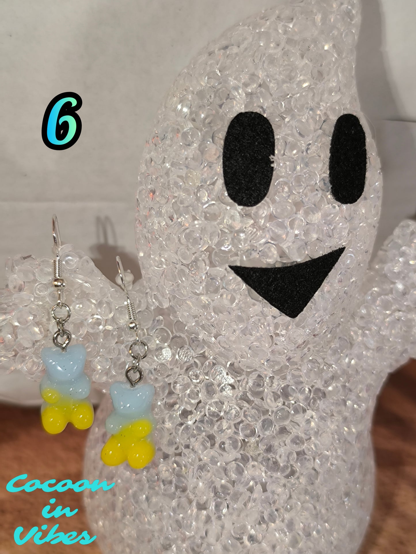Boucles d’oreilles Nounours Gélifiés – N°6 Bleu Clair / Bleu-Gris → Jaune Opaque Pailletée (Création artisanale Cocoon In Vibes)