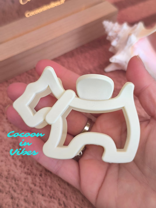 Grande pince cheveux Canaille – Motif chien ajouré – Vanille (8,5 cm x 6 cm)