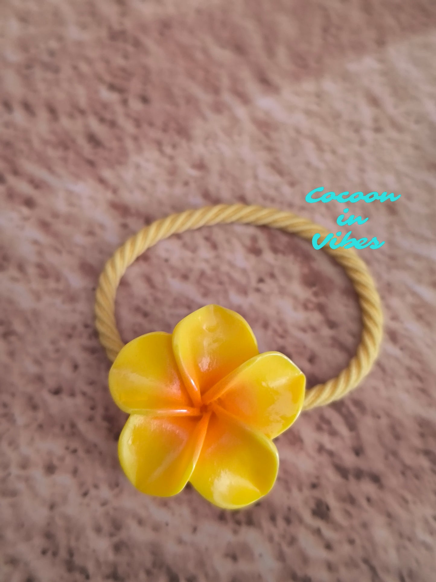 Élastiques Fleur de Monoï – La petite touche colorée toute l’année !