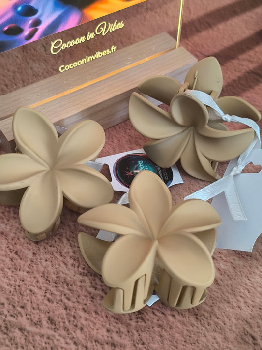 Pince à cheveux Fleur de Monoï ~ Couleur Praliné, Une douceur sucrée pour dompter ta chevelure avec élégance et naturel