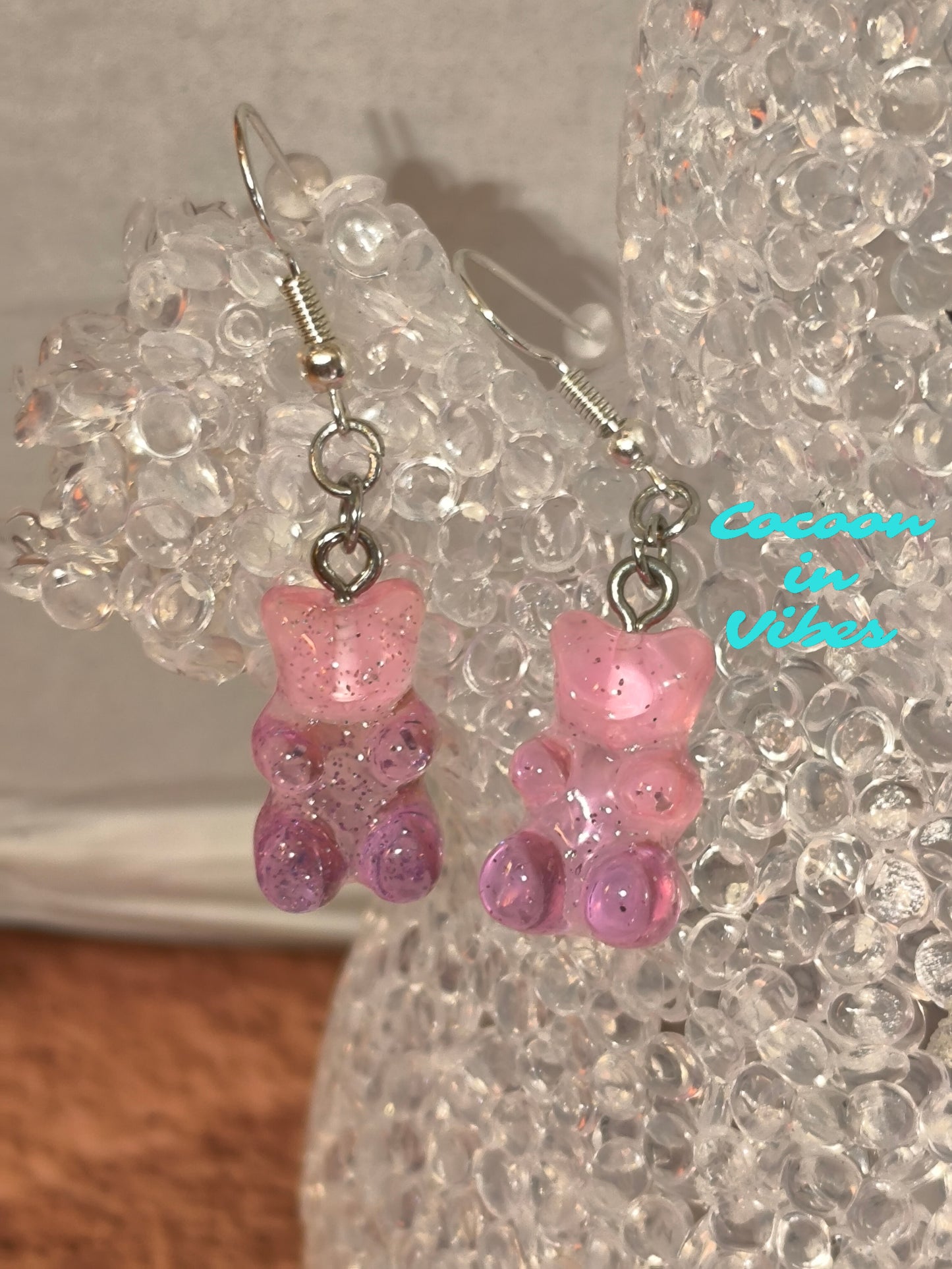 Boucles d’oreilles Nounours Gélifiés – N°1 Rose → Parme Translucide Pailleté (Création artisanale Cocoon In Vibes)