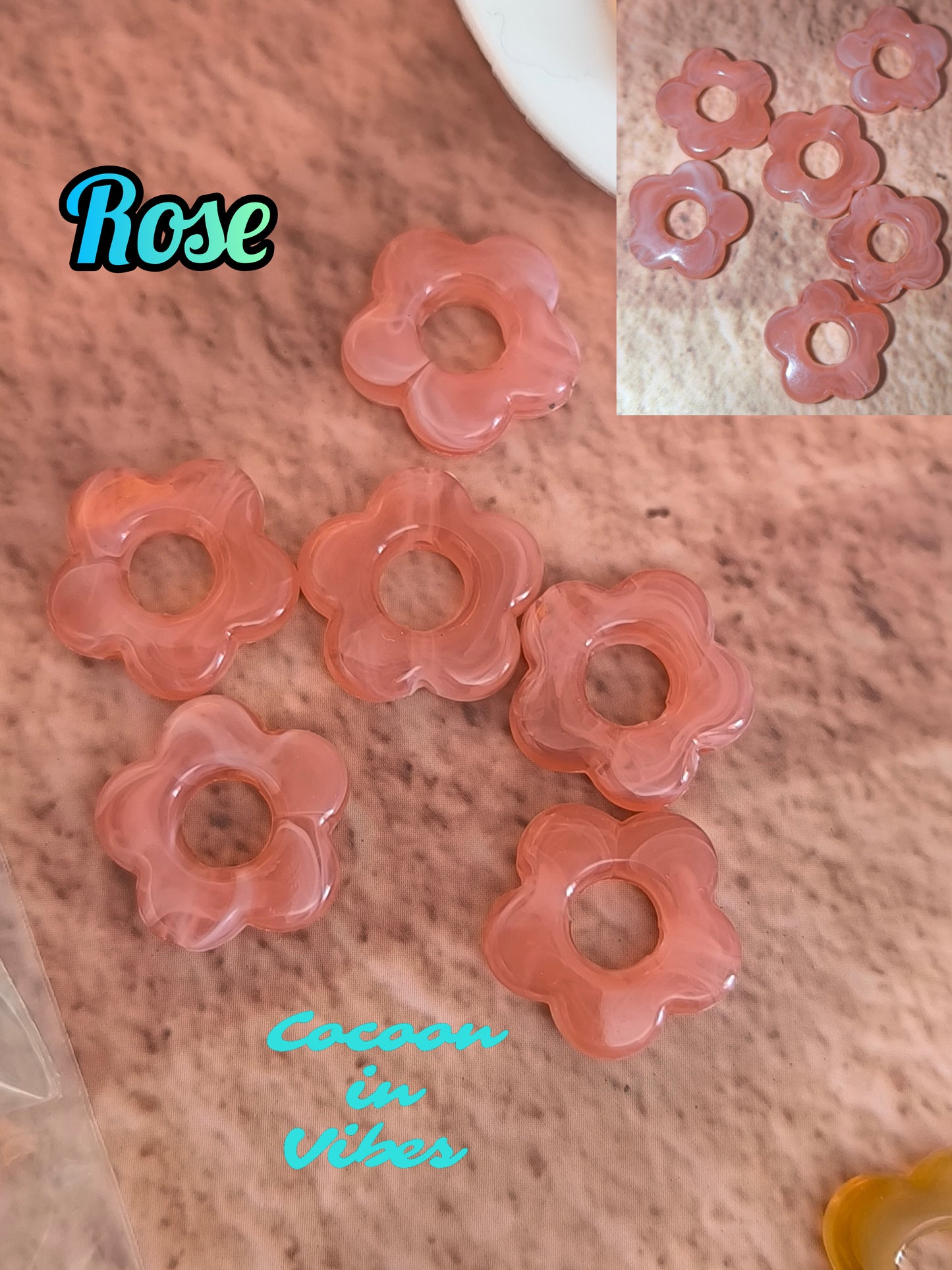 Boucles d’oreilles créoles artisanales – Fleur marbrée