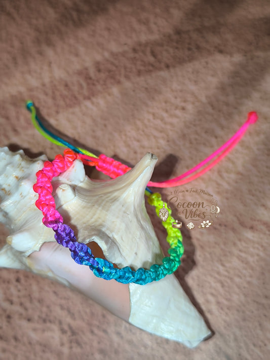 Bracelet Arc-en-Ciel Torsadé – Création Artisanale en Macramé