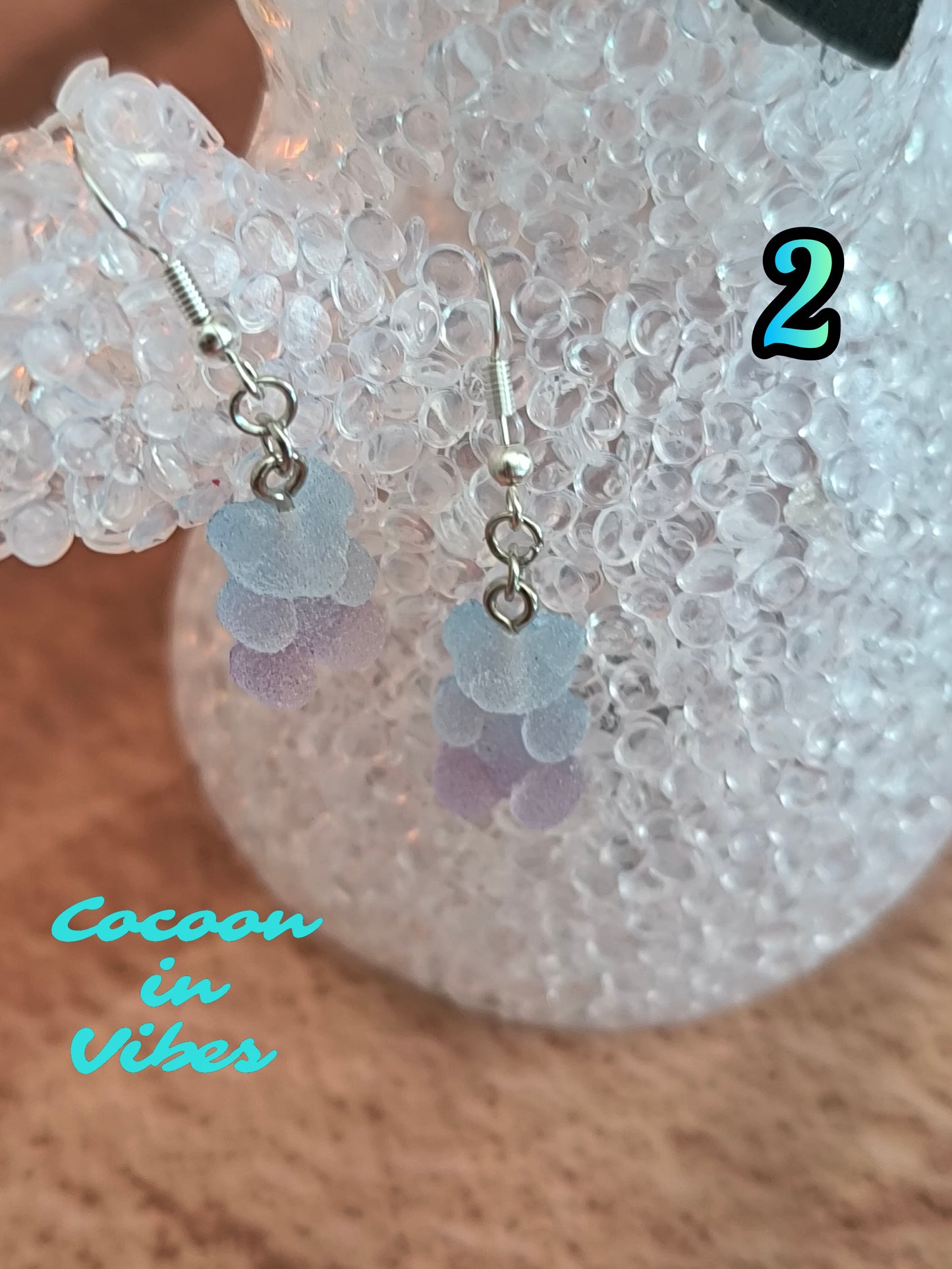 Boucles d’oreilles oursons “acidulés” n°2 – Bleu → Violet (effet sucre givré)