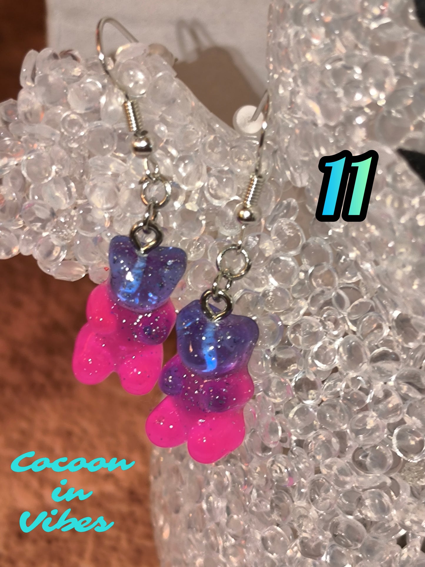 Boucles d’oreilles Nounours Gélifiés – N°11 Bleu Profond → Fuchsia Translucide Pailletée (Création artisanale Cocoon In Vibes)