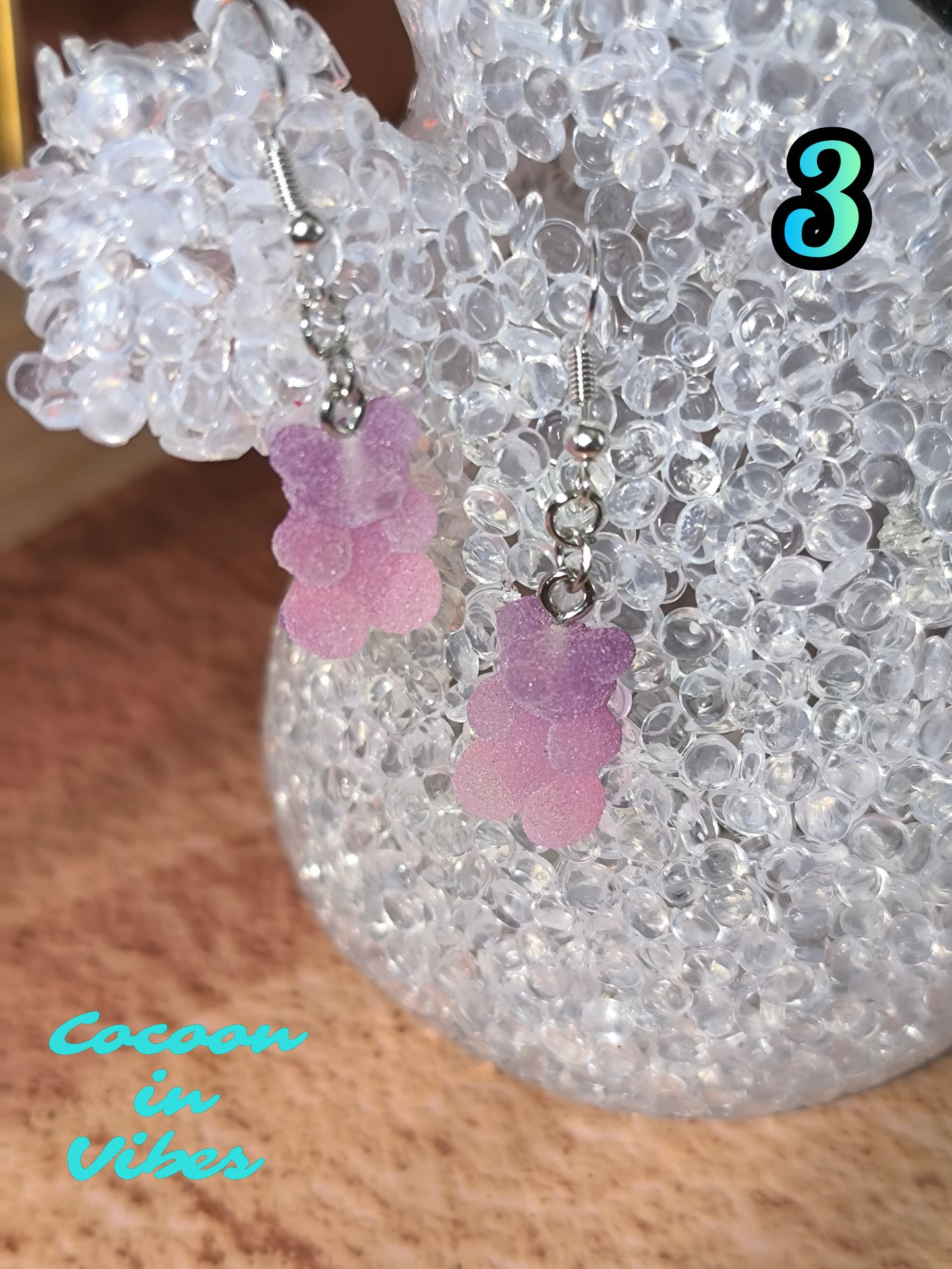 Boucles d’oreilles oursons “acidulés” n°3 – Violet → Rose (effet sucre givré)